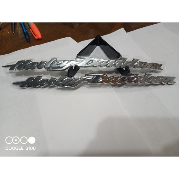 HARLEY DAVIDSON GENUINE FLTRX  GAS TANK MEDALLIONS EMBLEMS 14100587 RH ONLY SET - Picture 5 of 7